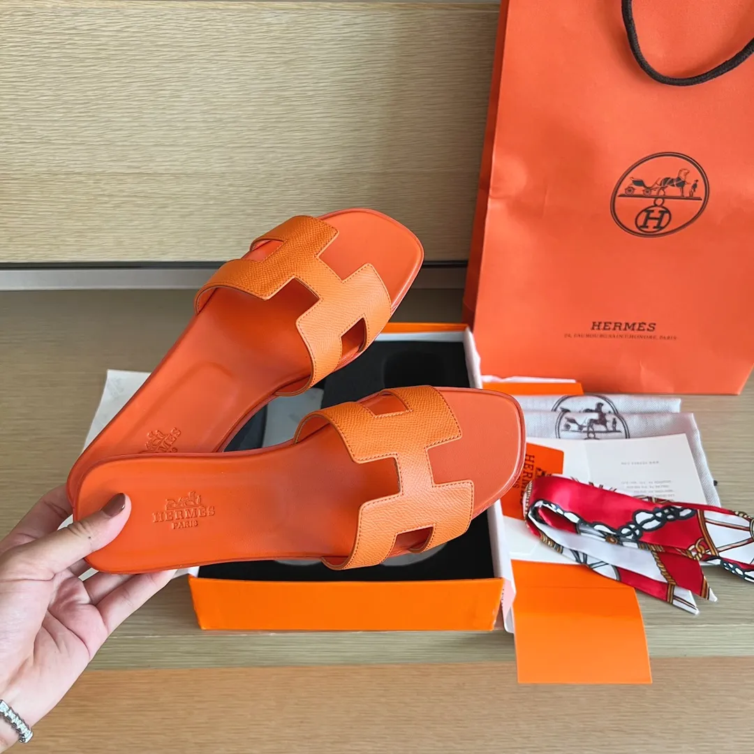 👟👟Ex-factory price 480👟👟Hermès) The packaging has been upgraded, and the layout and workmanship materials have been upgraded. Hermes®🔴Handmade Shoes👟👟 👟👟 Product Hermes Slippers🐎 —————————— The 2023 early spring new model is the same as the original version, purely handmade by masters! ❥High-end customization, exclusive products, industry❥Using: Hermers upper: Italian imported cowhide + original custom-grade Australian sheepskin feet + genuine leather outsole (pursuing walking comfort) 👟👟 ~~〰〰〰〰❥ Packaging: ✔🚦Pay attention to the exclusive packaging 〰Original quality on sale━━━━Hermes━━━━━ size: 35-40 (34.41.42 custom-made, non-refundable)